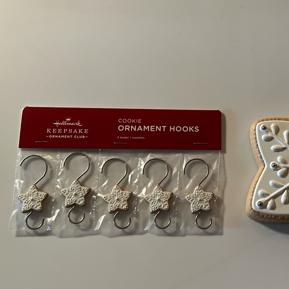 Hallmark snowflake cookie ornament display with matching hooks…❄️ - Picture 3 of 5